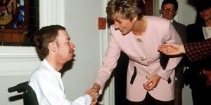 Lukisan Unik Putri Diana Dari Darah Penderita HIV